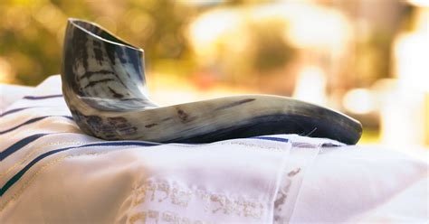shofar blowing meaning  yom kippur ritual symbol