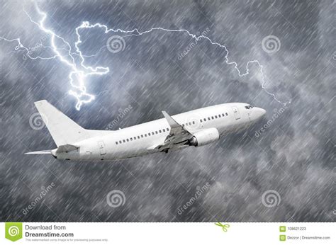 vliegtuigbenadering bij de luchthaven die  van de de orkaanregen van het slecht weeronweer de