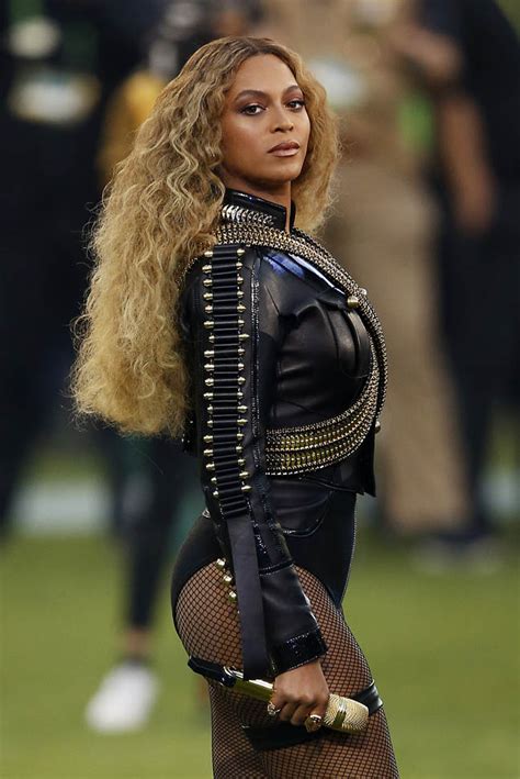 beyonce performs formation   super bowl halftime show