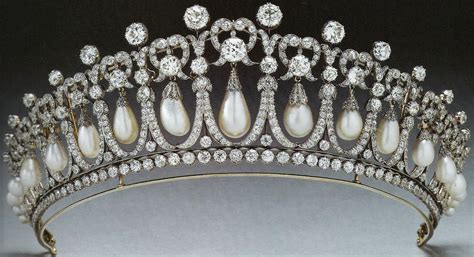 tiara mania queen mary   united kingdoms lovers knot tiara
