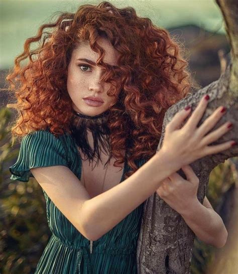 Haircube parrucca riccia lunga, capelli color zenzero parrucche ondulate morbide con frangia cosplay parrucche sintetiche rosse marroni per donne parrucca afro . Pin di etien marcel Lavalette su Redhead Women | Capelli rossi ricci