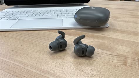 review beats fit pro outperform airpods   anc colors   tomac