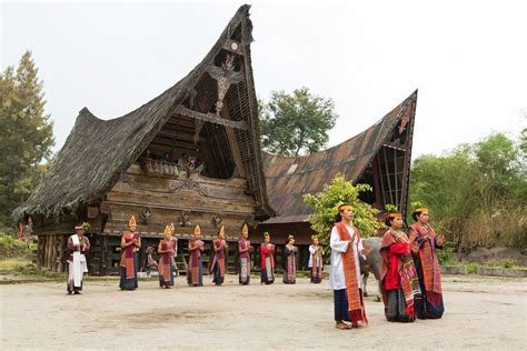 suku bangsa indonesia ciri khas asal daerahnya