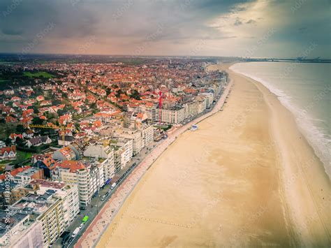 vue aerienne de la cote belge knokke le zoute la mer du nord la plage les immeubles stock