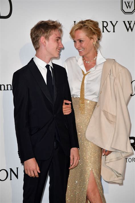 uma thurman s cute date night with 15 year old son see the pics