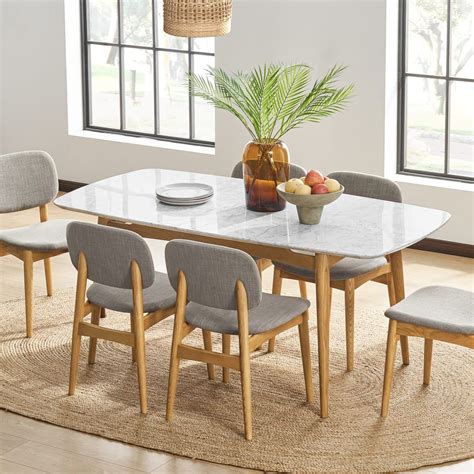 table    focal point   dining room  rich