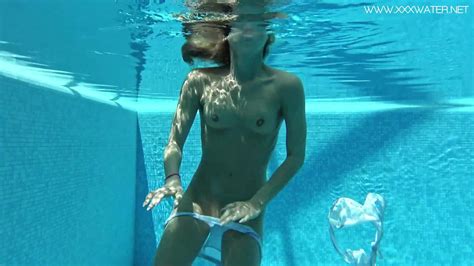 underwater show hot us blondie lindsey cruz swims naked in the pool