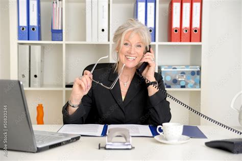 Attraktive ältere Geschäftsfrau Telefoniert Im Büro Stock Foto Adobe
