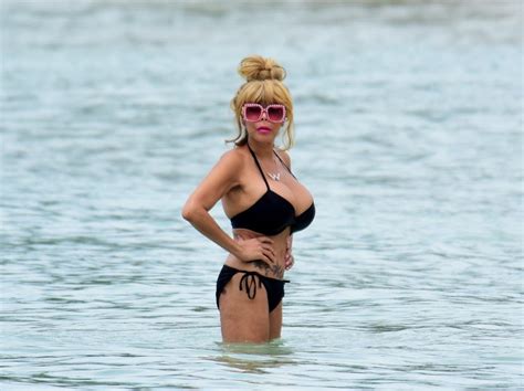 Wendy Williams Shows Off Slim Figure In Tiny Bikini While
