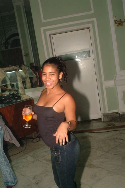 dscf8382 cuban girl dancing at the local lincoln hotel havana sexy