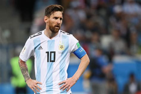 lionel messi  argentina   verge  world cup embarrassment