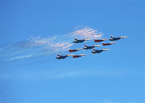 luchtvuurwerk op de luchtparade redactionele fotografie image  blauw lucht
