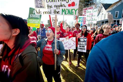 Oakland Teachers School District Still Deeply Divided Over Salaries