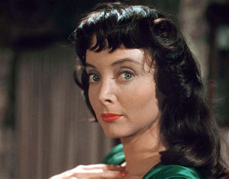 chilling facts  carolyn jones hollywoods macabre icon