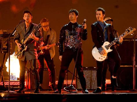 the jonas brothers set to receive decade award at the 2019