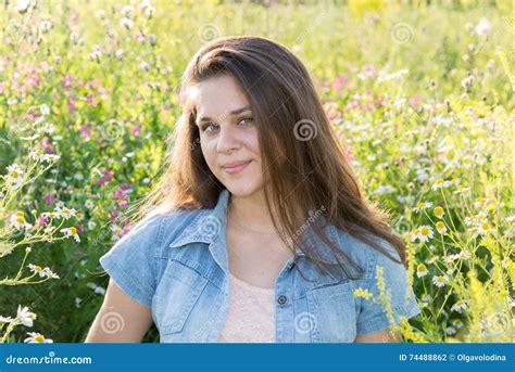 portret van meisje van  jaar  bloemweide stock foto image  een haar