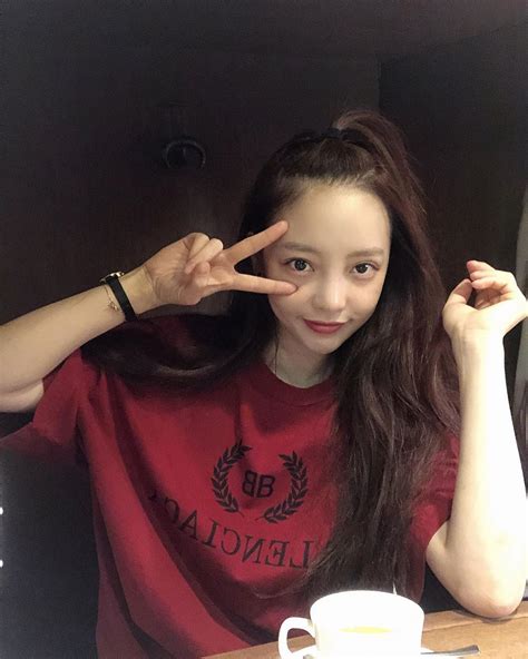 画像に含まれている可能性があるもの 2人 goo hara kpop girls south korean girls