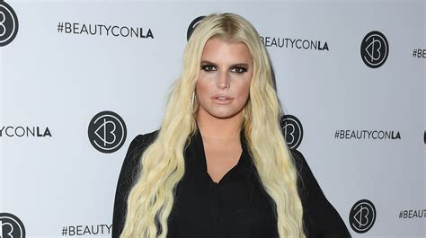 jessica simpson warns pregnant moms not to lean back on the toilet