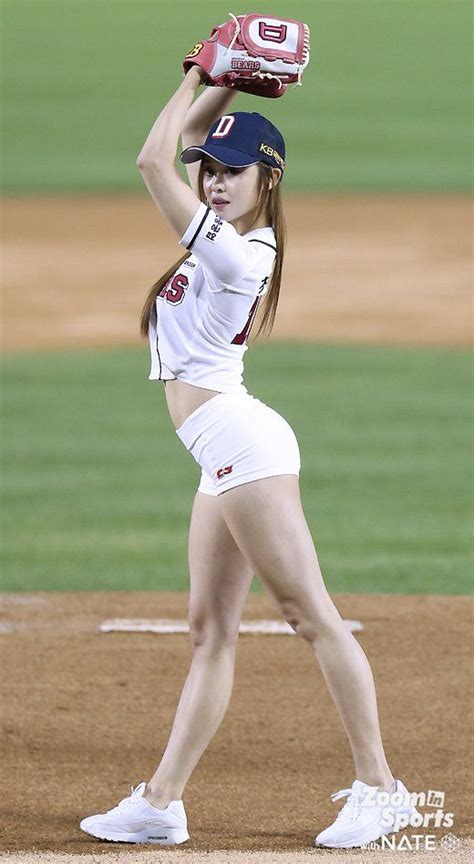 This Beautiful Korean Girl Is Going Viral After Her Sexy Baseball Pitch