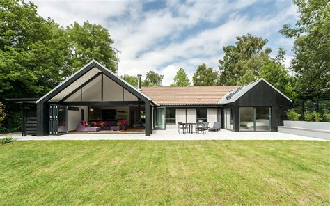 spinney house surrey designcubed hauswand design fuer zuhause moderner bungalow