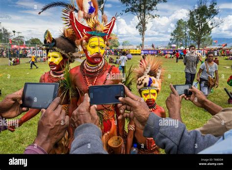highlands tribe woman goroka  res stock photography  images alamy