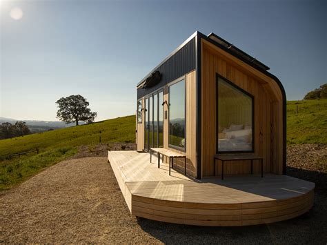 shacky tiny house offers stunning   grid retreat