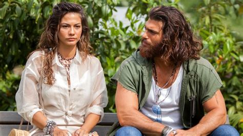 Erkenci Kuş Un Başrol Oyuncusu Demet Özdemir In Mayolu