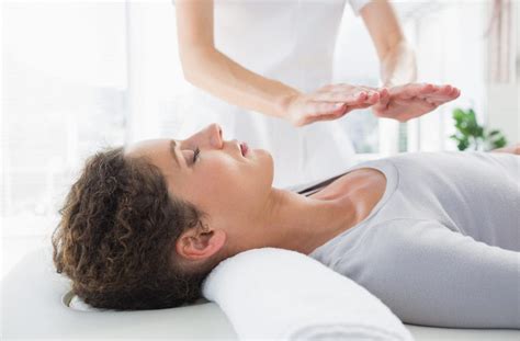 reiki therapy  quick guide  beginners mindvalley blog