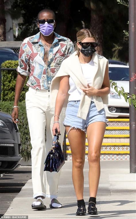 Sofia Richie Displays Her Tanned And Toned Legs As She Grabs Lunch With