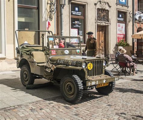 vecchio dei militari della jeep  willys dellamericano parcheggio immagine stock editoriale