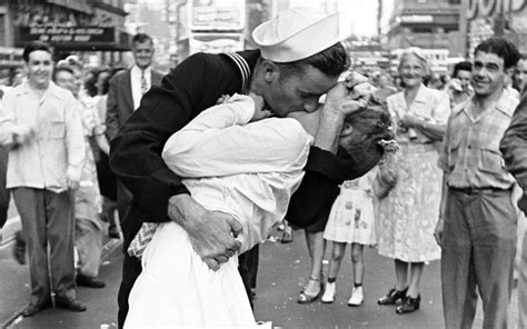 wwii sailor in controversial the kiss photo dies at 95 live science