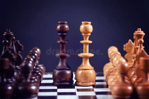 schach stellt auf einem schachbrett einstellte symmetrisch dar