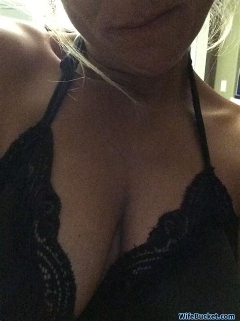 wifebucket milf slut submitted nude selfies and also blowjobs