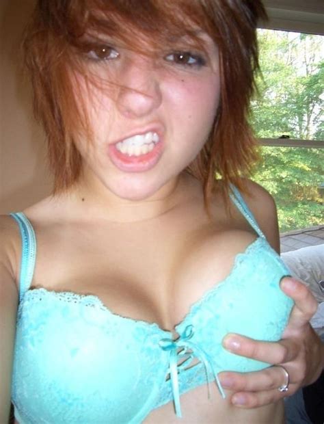 ruda nastolatka postanowiła zrobić sobie seksi selfie — nagie amatorki