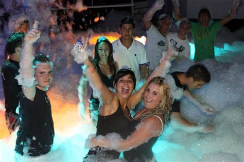 la discoteca trips celebra su enésima fiesta de la espuma laverdad es