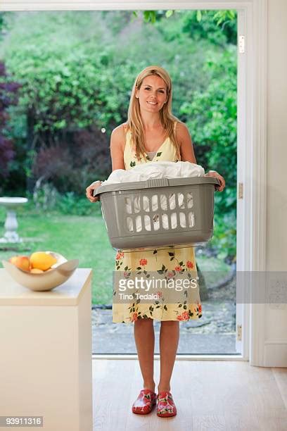 60 Meilleures Carrying Laundry Photos Et Images Getty Images