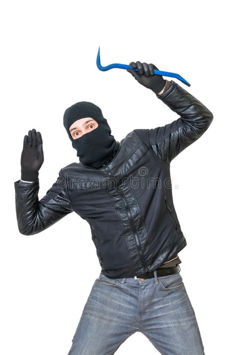 ladrón en pasamontañas con el cuchillo que habla en el teléfono celular foto de archivo imagen