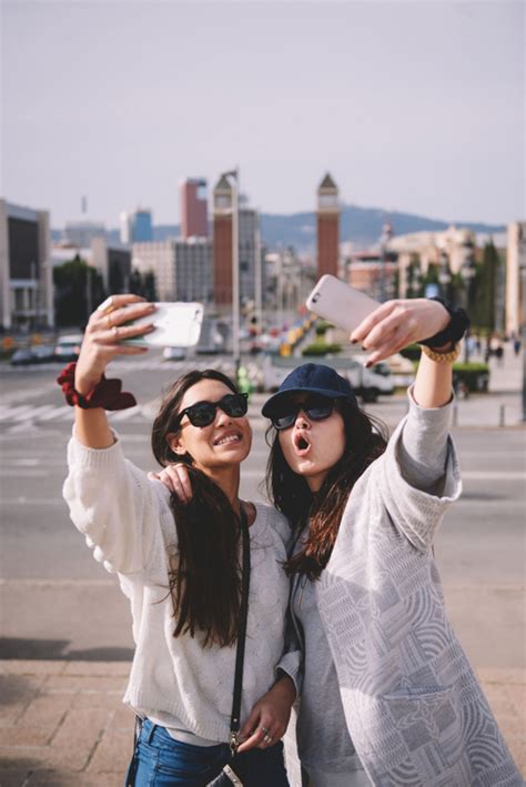14 ways to be an annoying tourist when you re traveling glamour
