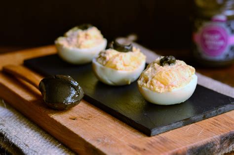 Las Recetas De Noe Huevos Rellenos De Atún Y Piña Con Allioli De Ajo Negro