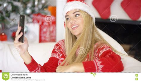 sexy blond meisje in kerstmis die outfin een selfie nemen