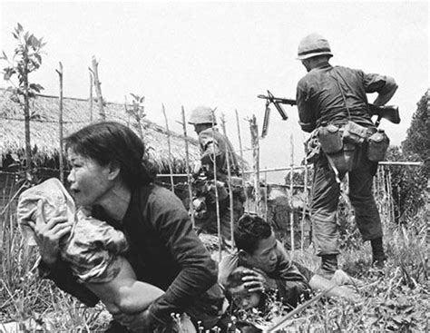 catherine leroy vietnam war photos eddie adams vietnam 1965 marine crossfire catherine