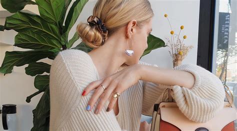 pinky rings    jewelry trend youll   wear  day