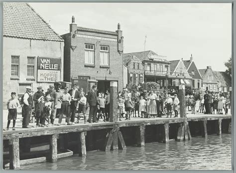 mensen op de kade  urk wachten op de aankomst van een boot  de haven  urk saxon