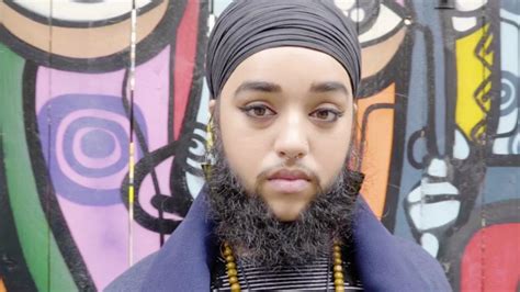 britse vrouw met baard voert campagne tegen pesten en is fotomodel nu