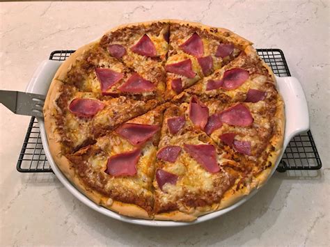 pizza bolognese auf der white lady von pampered chef