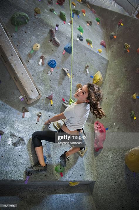 Girl 11 At Rock Climbing Gym Stock Foto Getty Images