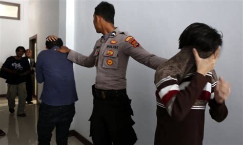 indonesian police arrest 141 men over gay sex party