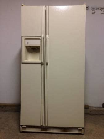 Side by Side Double Door GE Refrigerator in great shape