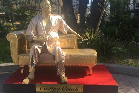 В Голливуде установили статую сидящего в халате на диване Вайнштейна