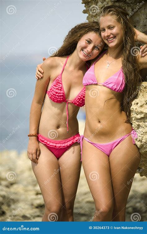 twee meisjes  bikinis stock afbeelding afbeelding bestaande uit